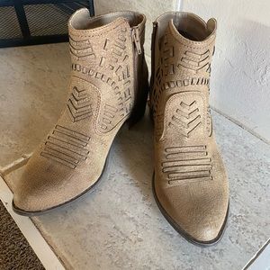 Super cute and trendy boots for any season!